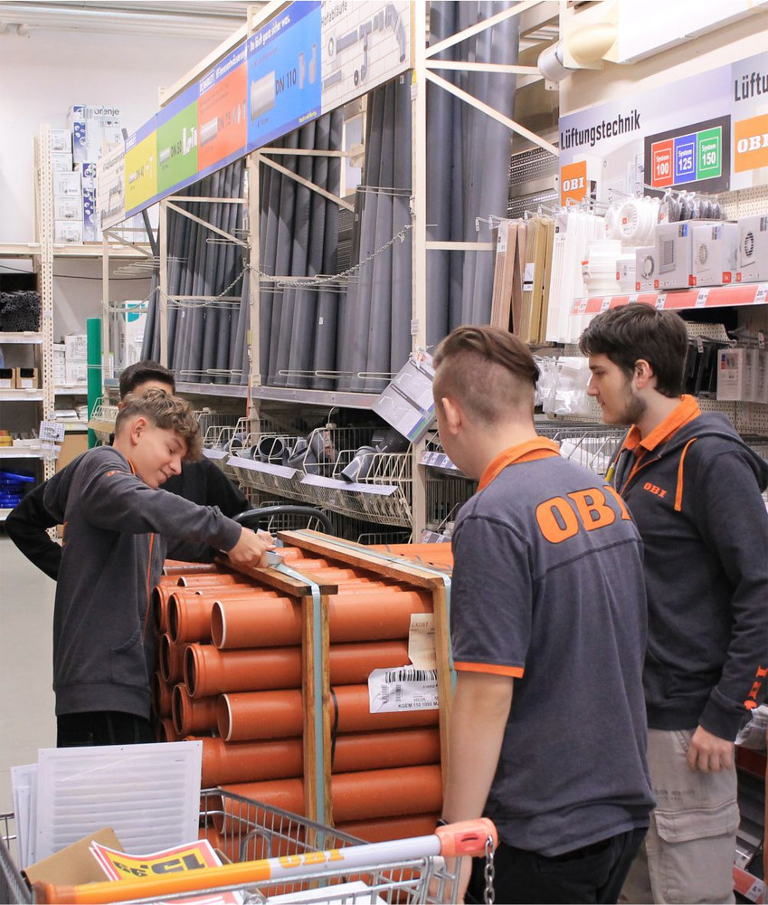 drei Lehrlinge bei der Arbeit