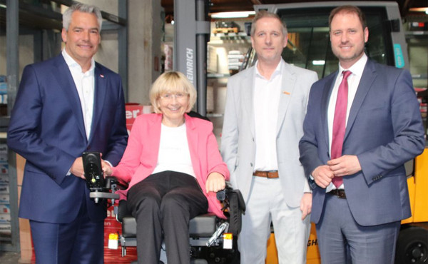 Bundeskanzler Karl Nehammer und Unternehmer*innen von BauweltKoch